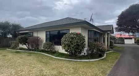 Beautiful Family Home for Rent – Ready for New Occupants! - Photo 3