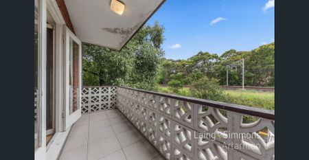 Spacious, with floorboards - Photo 2