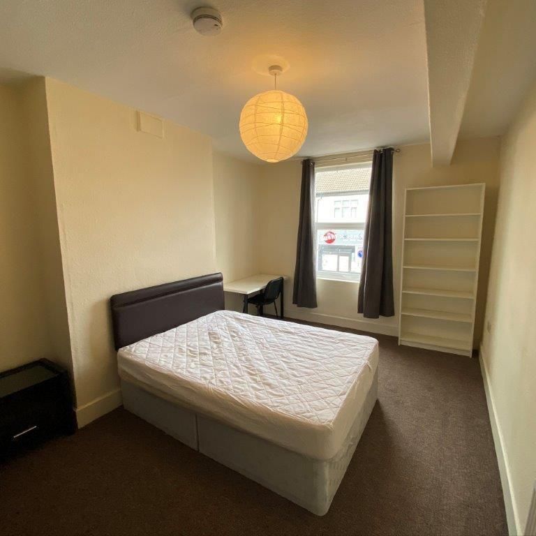 1 bedroom in a flat share to rent - Photo 1