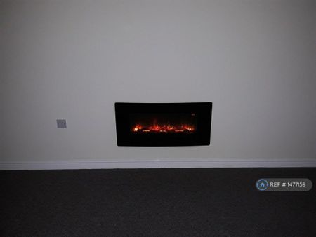 6 bedroom semi-detached house to rent - Photo 2