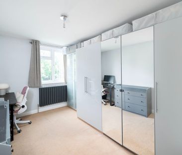 2 Bed Terraced House, Cobham, NW9 - Photo 2