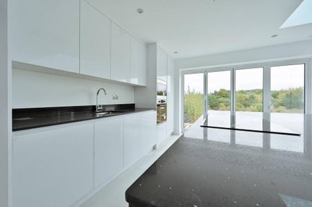 4 bedroom detached house to rent - Photo 3