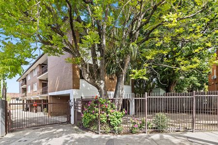 Refurbished One Bedroom Apartment – Great Location! - Photo 4