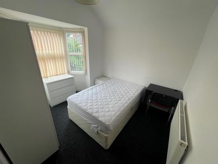 5 bedroom semi-detached house to rent - Photo 5