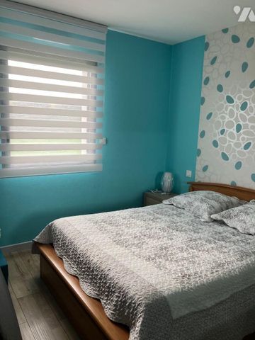 A LOUER - PONTAUBAULT Maison de plain pied comprenant : séjour avec cuisine aménagée de meuble... - Photo 3