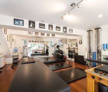 Luxurious Fully Furnished Home with Pool and Gym in Prime Epsom Loc... - Photo 1