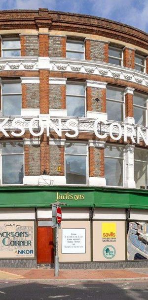 A second floor apartment to rent in the iconic Jacksons Corner development in the heart of Reading town centre. - Photo 1