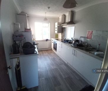 1 bedroom in a house share to rent - Photo 3