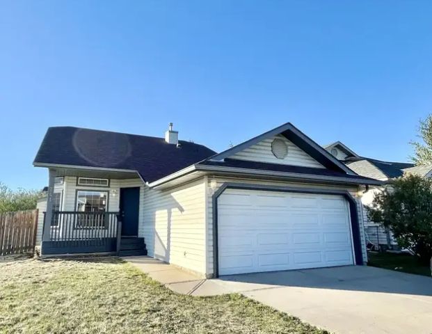 Spacious Detached House with 5-Bedrooms in Citadel NW Calgary 🇨🇦 | 241 Citadel Way Northwest, Calgary - Photo 1