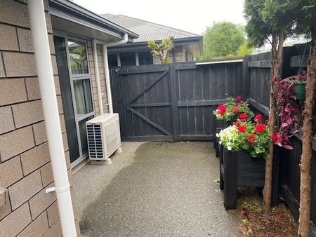 Discover modern living at 13 Stadium Lane, Whitiora, Hamilton! - Photo 2