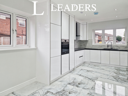 4 bedroom detached house to rent - Photo 4