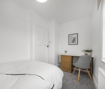 4 bedroom semi-detached house to rent - Photo 6