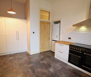 3 Bed, Flat - Photo 5