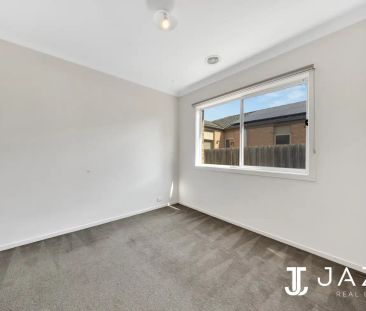 “Spacious Family Home in Featherbrook Estate” - Photo 4