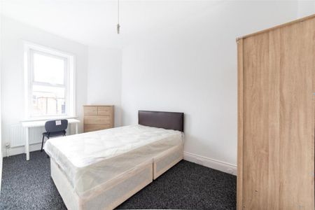 3 bedroom flat to rent - Photo 3