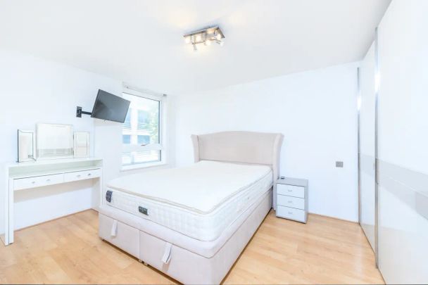 1 bedroom flat in London - Photo 1