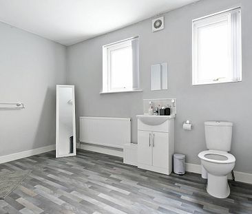 Fantastic 3 bedroom property with a HUGE bathroom! - Photo 6