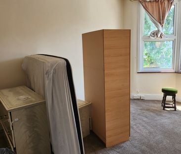 4 Bed Terraced House, Hatherley Gardens, E6 - Photo 3