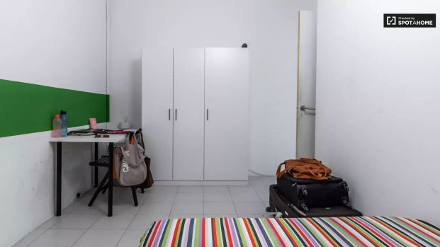 Room in a shared 12-bedroom apartment for rent in el Fort Pienc, perfect for professionals and females - Photo 1