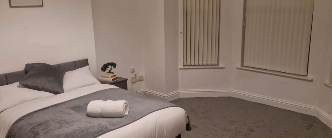 Oxford Avenue Room 6 - Photo 1