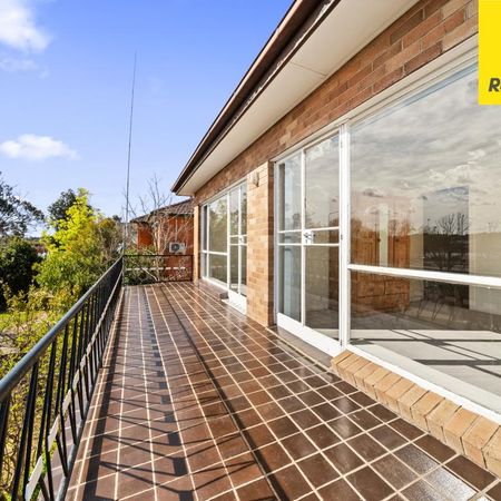 Large 4 bedroom home with separate 1 bedroom granny flat - Photo 2