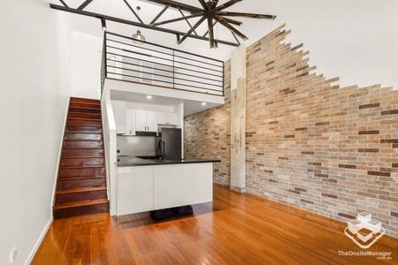 Central and spacious 2 bedroom loft apartment in Fortitude Valley - Photo 2