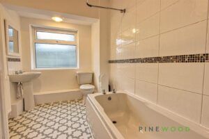 1 BEDROOM Bungalow - Detached - Photo 5