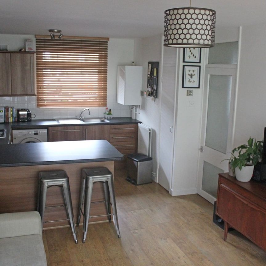 1 Bed Flat, Thorne Road, SW8 - Photo 1