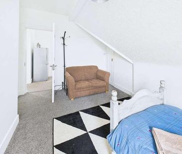 Manorcrofts Road, Egham, TW20 - Photo 4