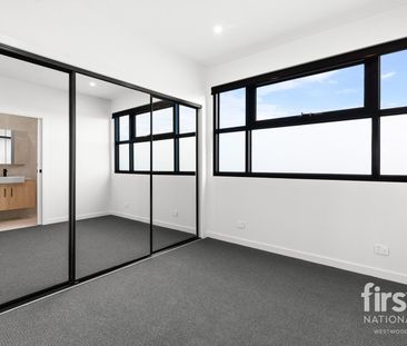 Luxury In The Heat Of Werribee - Photo 4