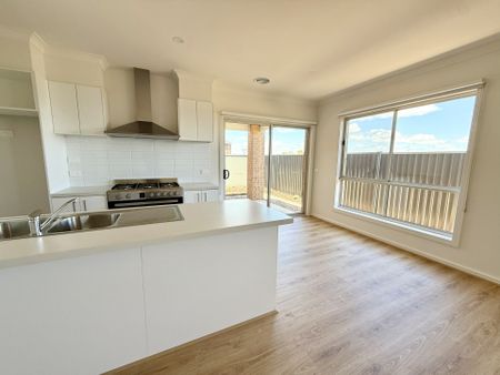 18 Andromeda Avenue, Truganina VIC, Belconnen - Photo 4