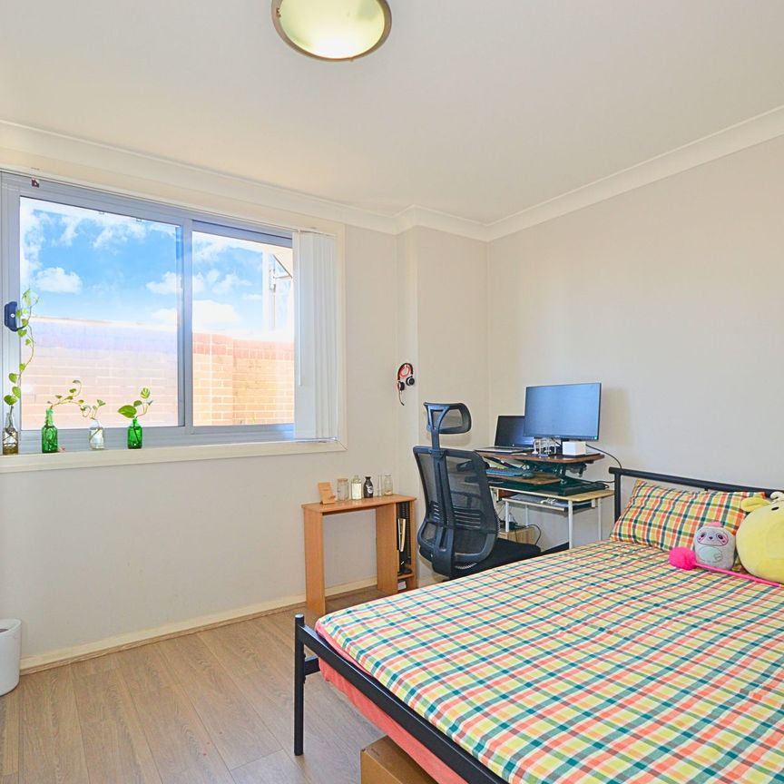 3 Bedroom Apartment in the Heart of Toongabbie&excl;&excl; - Photo 1