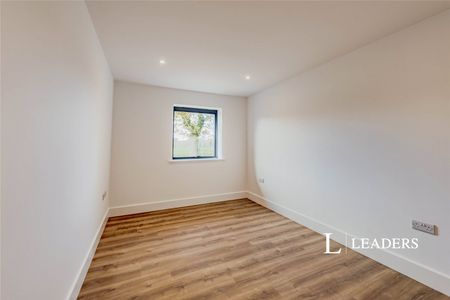 4 bedroom bungalow to rent Charlwood Road, Horley, Surrey, RH6 - Photo 3