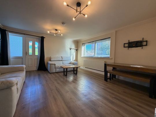 3 Bed Flat, Kirkstall Hill, LS4 - Photo 1