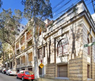 Sophisticated and Stylish One Bedroom Apartment - Photo 2