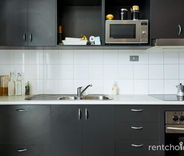 Fully Furnished Inner city Apartment - Photo 6