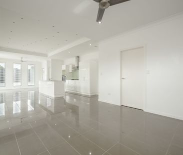 LOW MAINTENANCE HOME WITH HIGH END FINISHES & PLUNGE POOL! - Photo 3