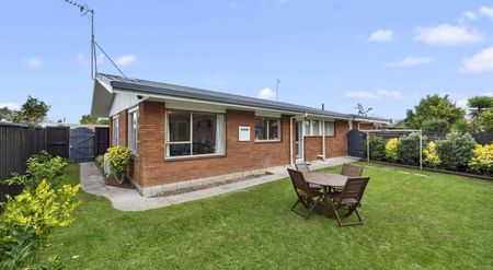 Charming Two Bedroom Unit - Photo 5