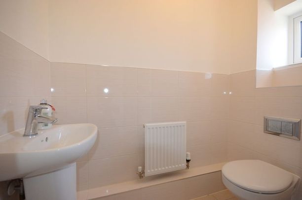 Whitethorn, Shinfield, Reading, RG2 - Photo 1