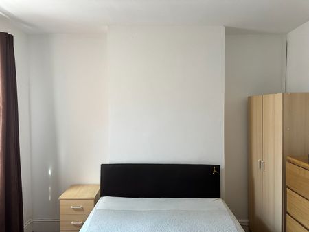 Room in a Shared House, Humberstone Drive, LE5 - Photo 3