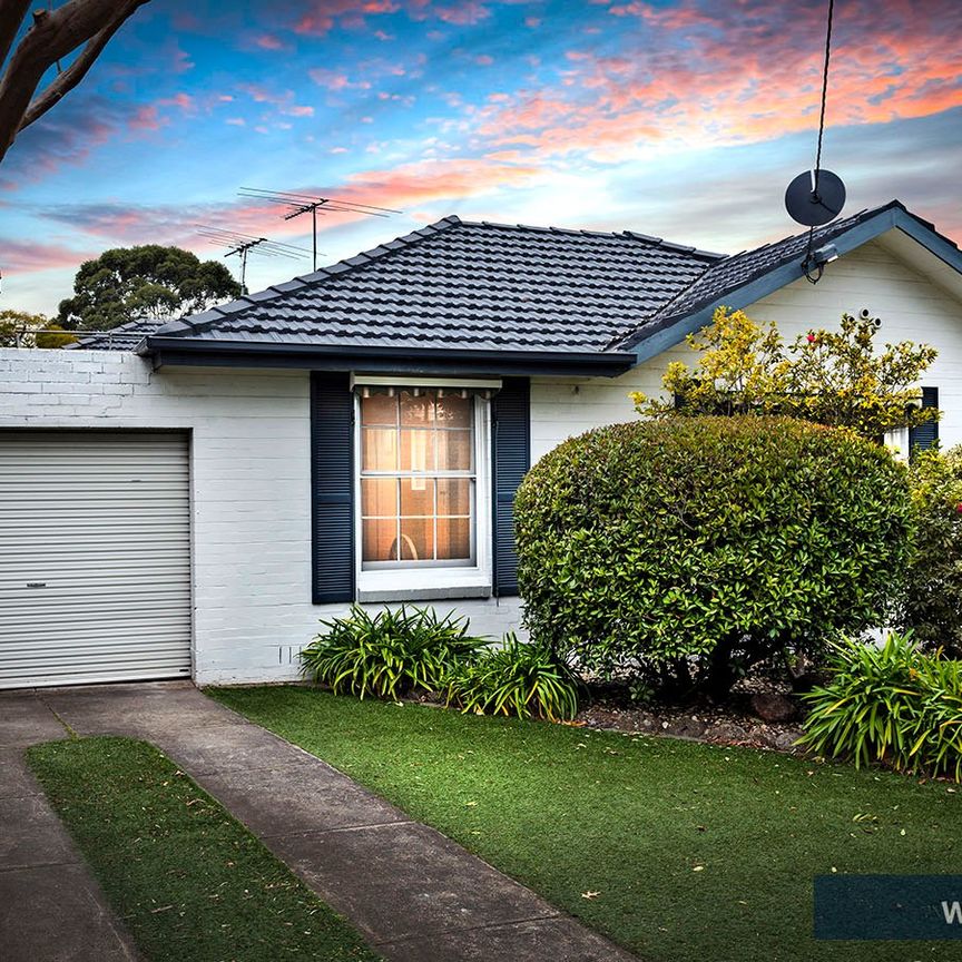 Embrace the space and exclusive Canterbury location! - Photo 1