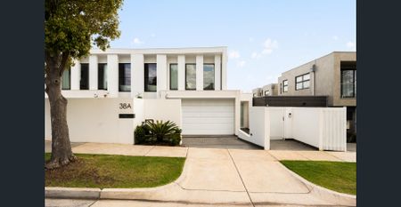 Luxury Family Living in Prime Brighton East - Photo 3