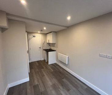 Horley 1 bedroom house share to rent - Photo 3