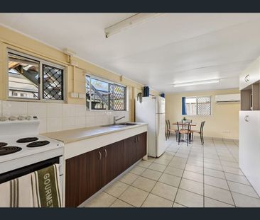 Furnished 2 Bedroom 2 Living Downstairs Unit In Kirwan. - Photo 4