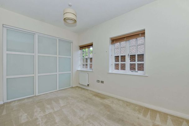 Stunning detached home in an exclusive development of just 8 homes. With 2 allocated parking spaces and courtyard gardens - Photo 1