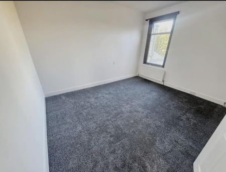 4 bedroom end of terrace house to rent - Photo 2