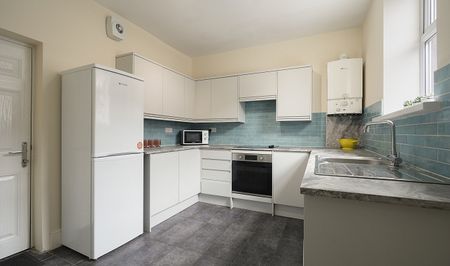 Spacious 5 bedroom property - Photo 3