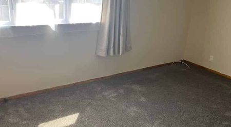 Spacious 4-Bedroom Home – Close to Schools & Shops - Photo 5