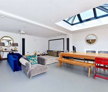 A fully-furnished and stylish home in a much sought after town cent... - Photo 2