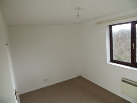 3 bed House - To Let - Photo 4